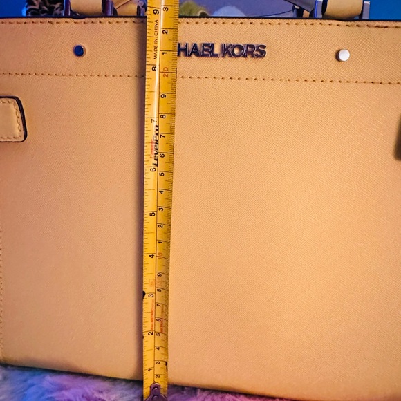 Gorgeous MK Purse Set - Picture 14 of 15